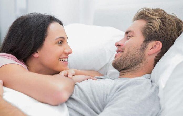 moteris lovoje su vyru, kuris padidino liaudiškų priemonių potenciją